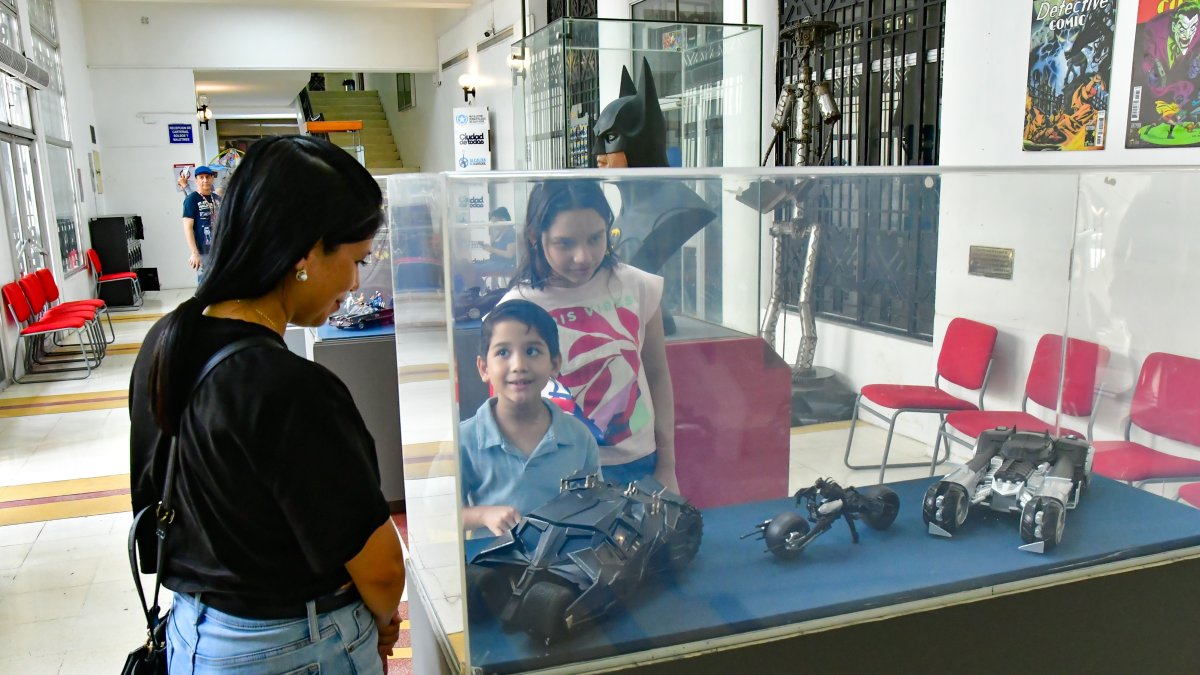 Diversas representaciones de Batman fueron apreciadas por los visitantes.