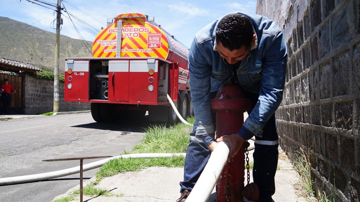 En San Antonio, un camión con 8.000 galones de agua reabastece los tanques matrices, como el de Caspigasí.