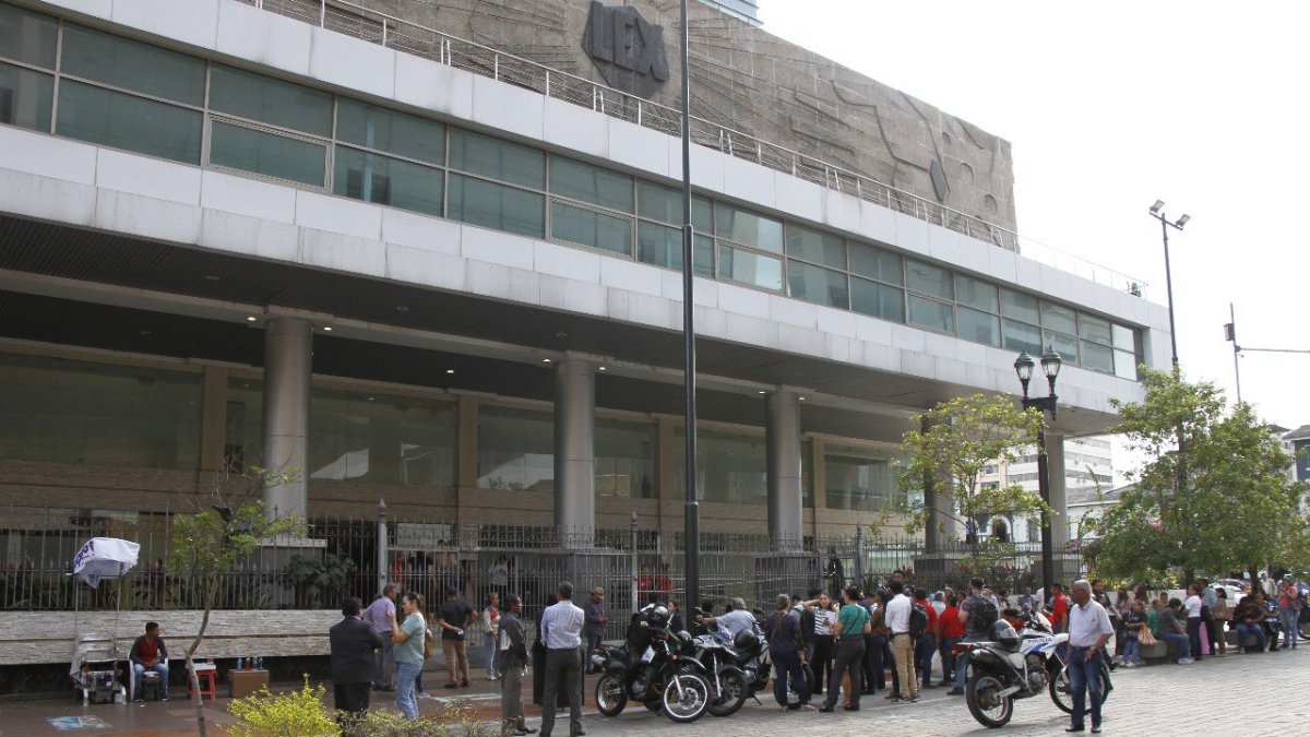 Investigación. Peritos antiexplosivos ordenaron la evacuación del personal hasta declarar que es seguro volver entar.