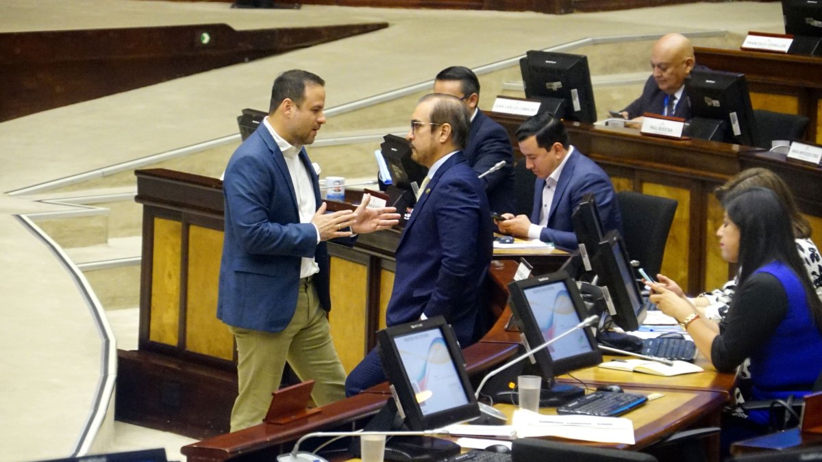En la primera sesión, el Pleno de la Asamblea Nacional rechazó dos nombres propuestos por el PSC.