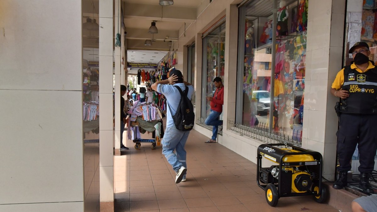 Recursos. Al ya saturado ambiente sonoro del centro de Guayaquil se ha sumado el uso de los generadores eléctricos durante los apagones. El peatón, aturdido.
