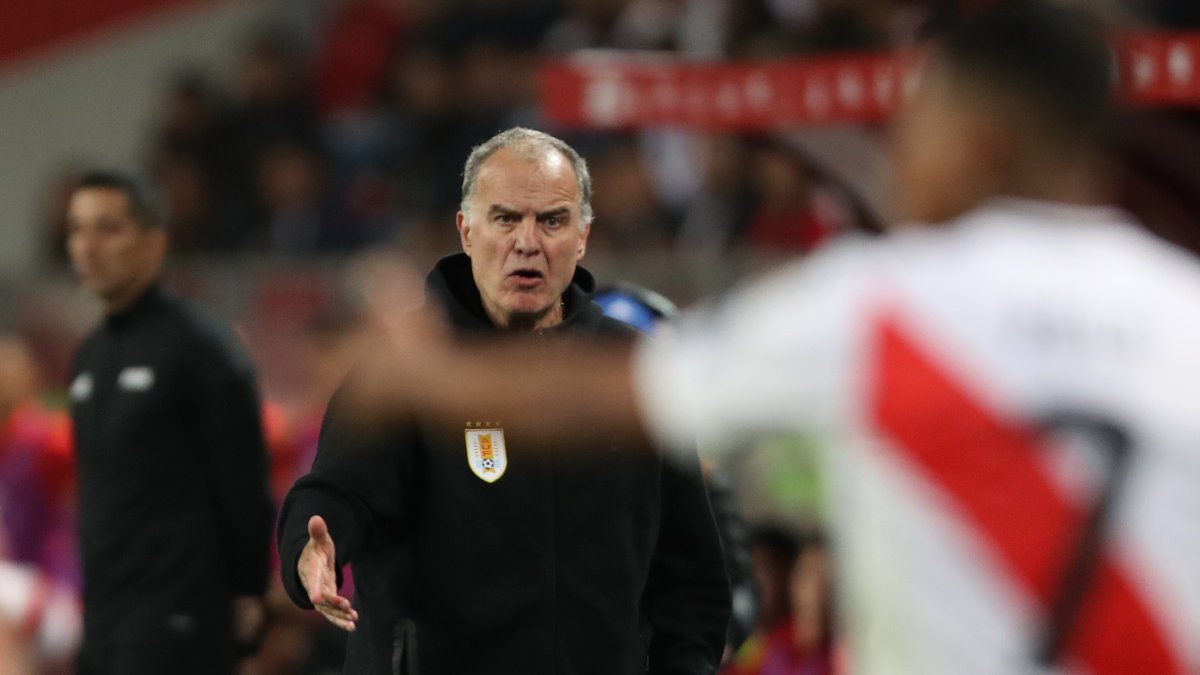 El entrenador de Uruguay Marcelo Bielsa durante el pasado partido de las eliminatorias sudamericanas en el que perdió 1-0 ante Perú.