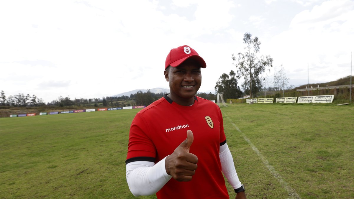 Antonio Valencia se desempeña actualmente como entrenador y dirigente de su equipo: AV25, plantilla que milita en Segunda Categoría.