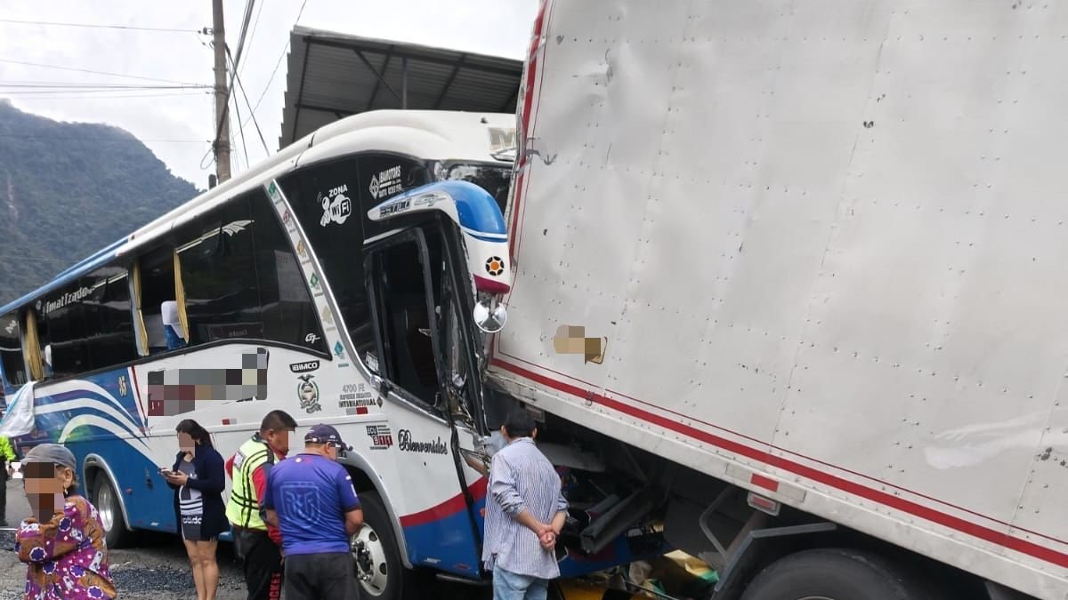 El bus y el camión se impactaron cuando circulaban por la vía Alóag - Santo Domingo. Hubo otro vehículo involucrado.