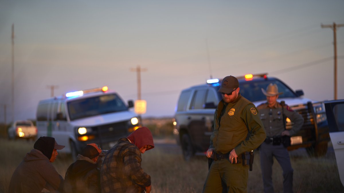 Operativo. Los agentes de la Patrulla Fronteriza de Estados Unidos son los equipos de búsqueda y rescate que más migrantes ha encontrado en zonas desérticas.