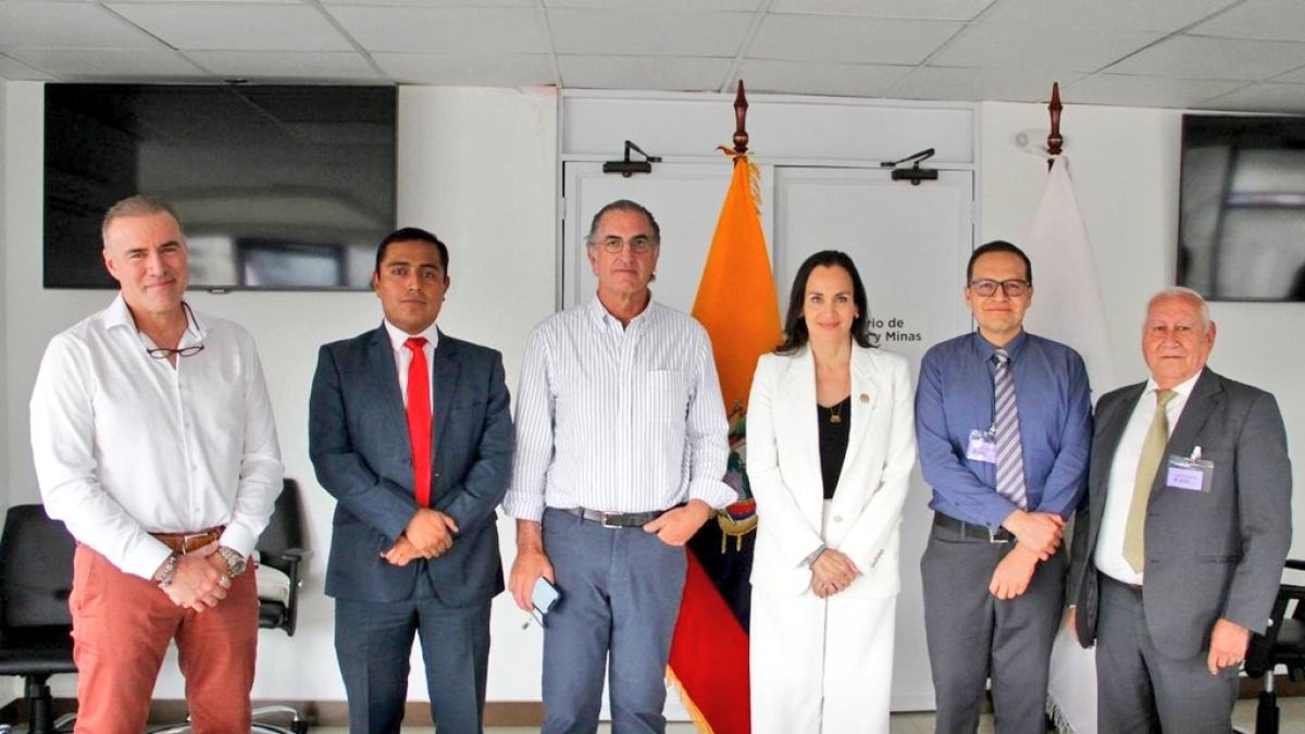 Proceso. La Ministra de Ambiente participó en la ceremonia junto a otros representantes.