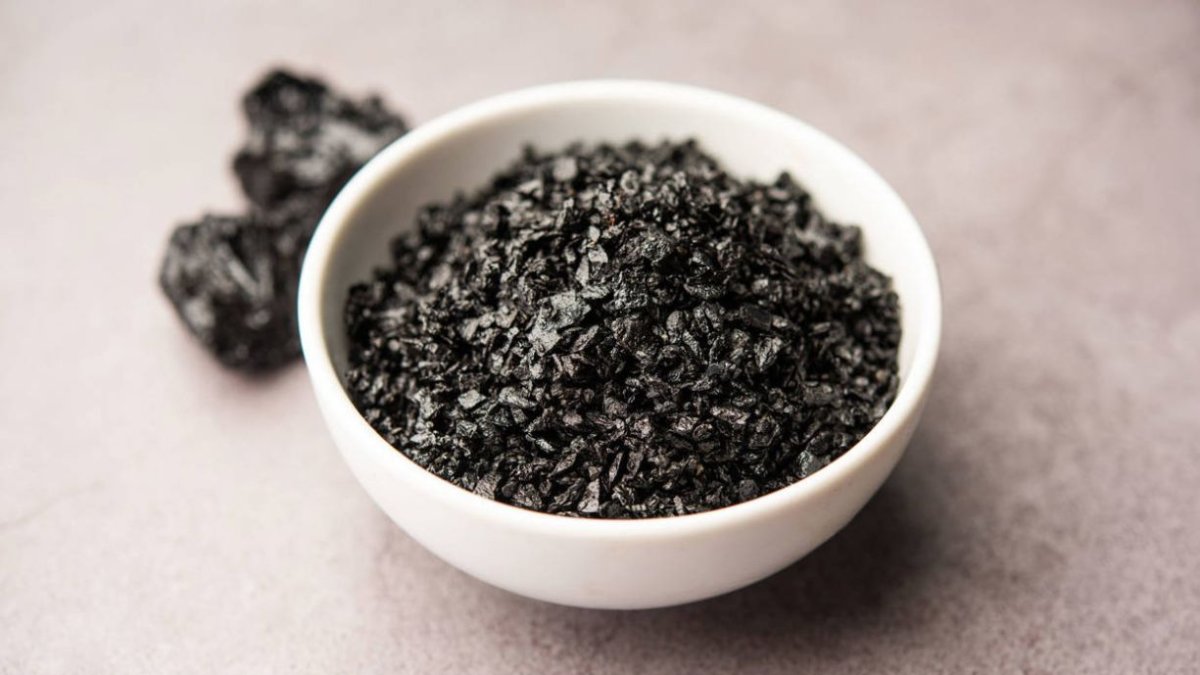 El shilajit es una sustancia pegajosa y resinosa que se forma a partir de la división de materia vegetal en las rocas del Himalaya.