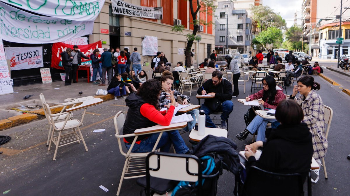 Estudiantes toman clase en una calle frente a la Universidad de Buenas Aires durante una protesta, el miércoles 9 de octubre de 2024, en la ciudad de Buenos Aires (Argentina).