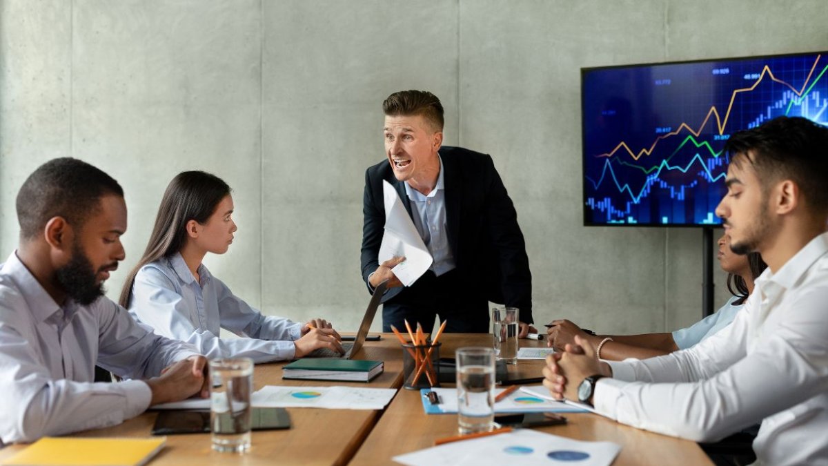Un jefe tóxico puede generar niveles altos de estrés, ansiedad y agotamiento emocional en los empleados.