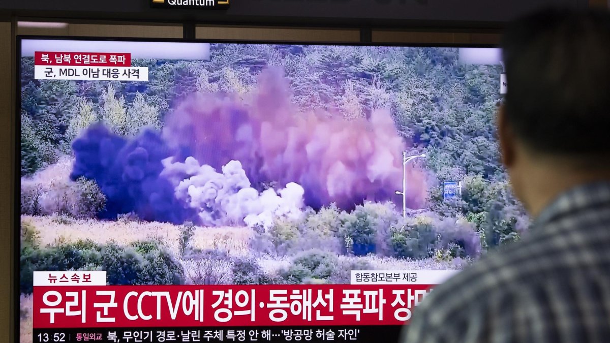 Una televisión instalada en una estación de Seúl informa de que el ejército norcoreano destruyó varios tramos de las carreteras intercoreanas de Gyeongui y Donghae.