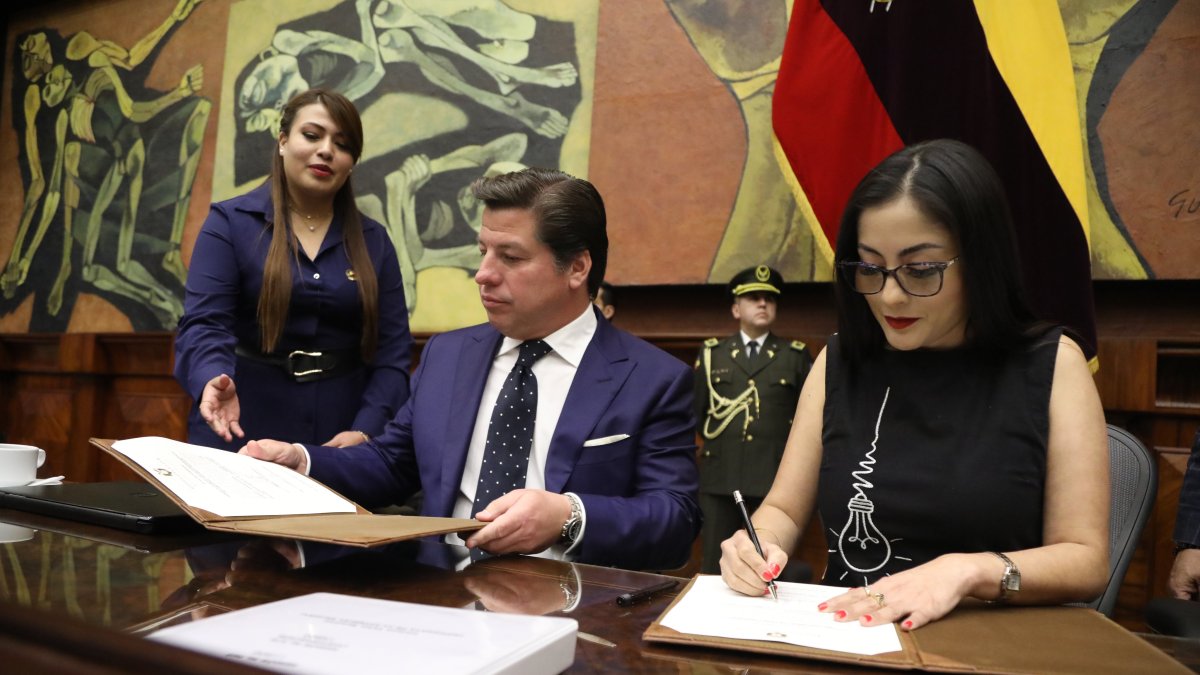 El flamante superintendente de Compañías, Luis Alberto Cabezas Klaere, junto a la presidenta de la Asamblea Nacional, la legisladora Viviana Veloz.
