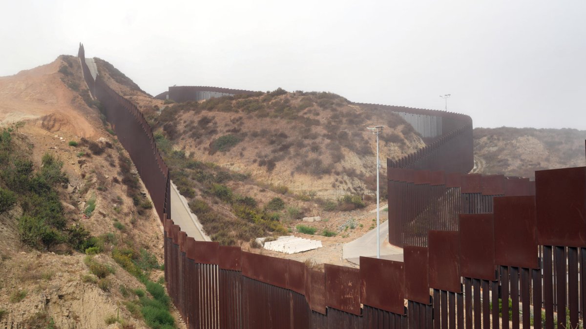 Foto del 8 de octubre de 2024 donde se muestra un tramo de la valla fronteriza entre Estados Unidos y México, en San Diego, California (Estados Unidos).