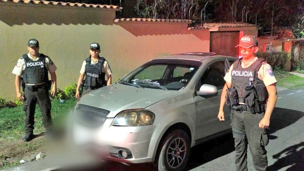 En Nayón un vehículo estaba abandonado afuera de una casa.