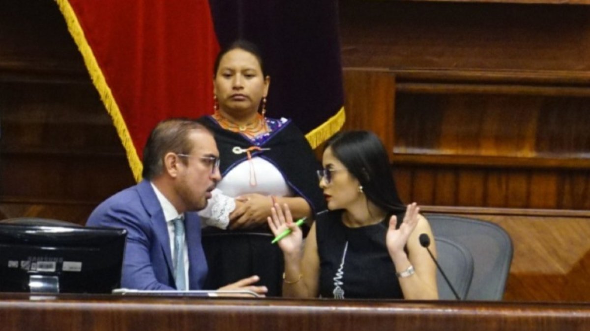 Sesión. Vicente Taiano (PSC) y Viviana Veloz (RC) dialogaron en la posesión del superintendente de Compañías.