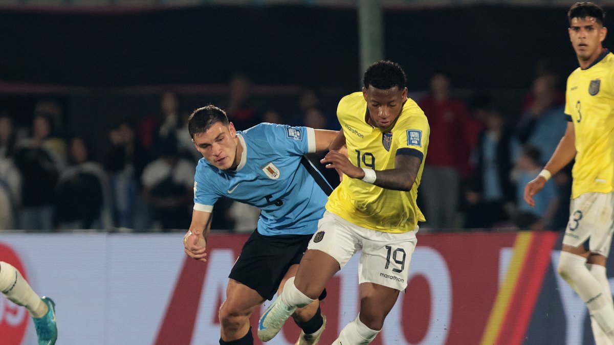 Manuel Ugarte (i), de Uruguay, disputa un balón con Gonzalo Plata, de Ecuador, el martes 15 de octubre en el partido eliminatorio que finalizó igualado sin goles.