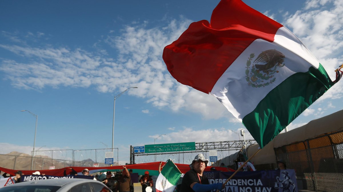 Personal del Poder Judicial de la Federación protesta contra la Reforma Judicial en el Puente Internacional Córdova de las Américas, este martes en Ciudad Juárez (México).