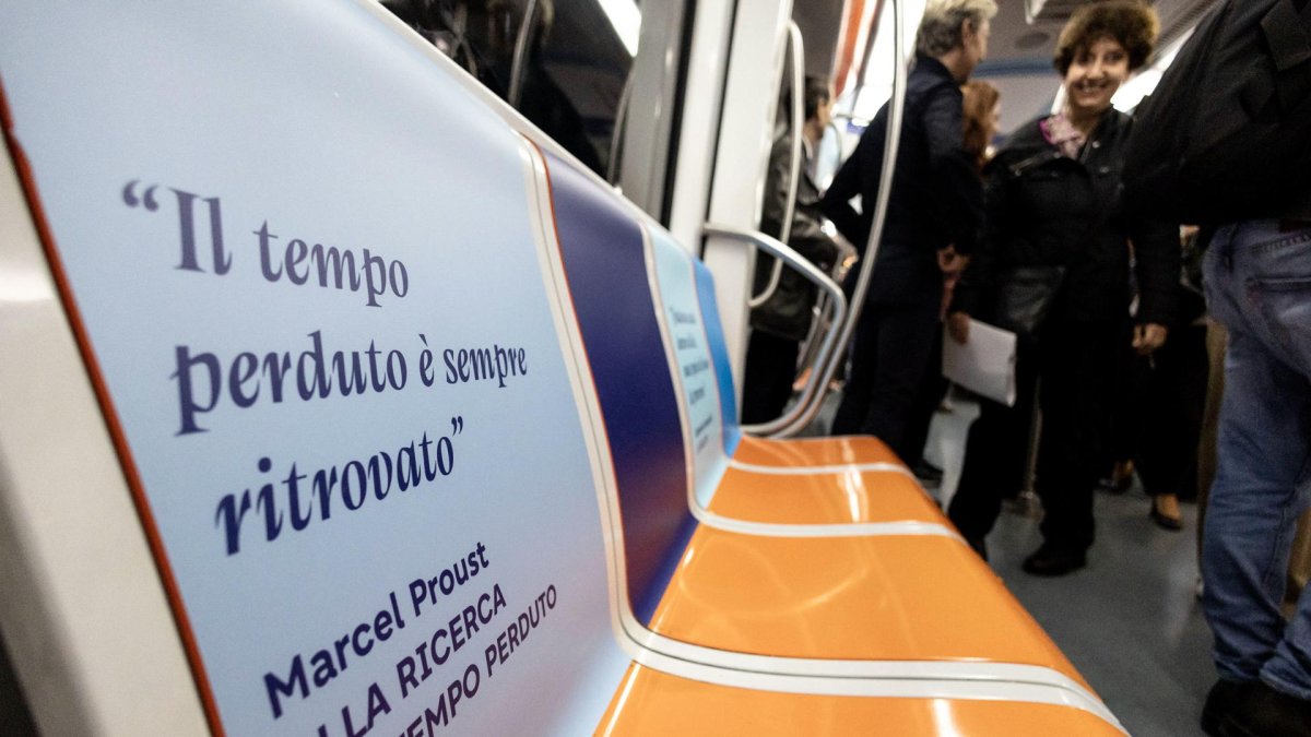 Un asiento está decorado con una cita del novelista francés Marcel Proust en la línea A del metro, como parte de una iniciativa para promover la lectura en el transporte público.