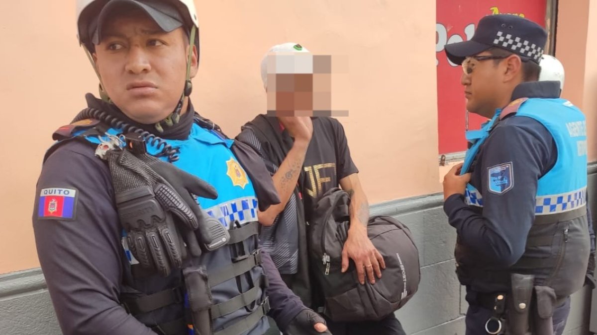 Los agentes metropolitanos hallaron un arma blanca, entre las pertenencias del agresor que amenazaba a las personas en el centro de Quito.