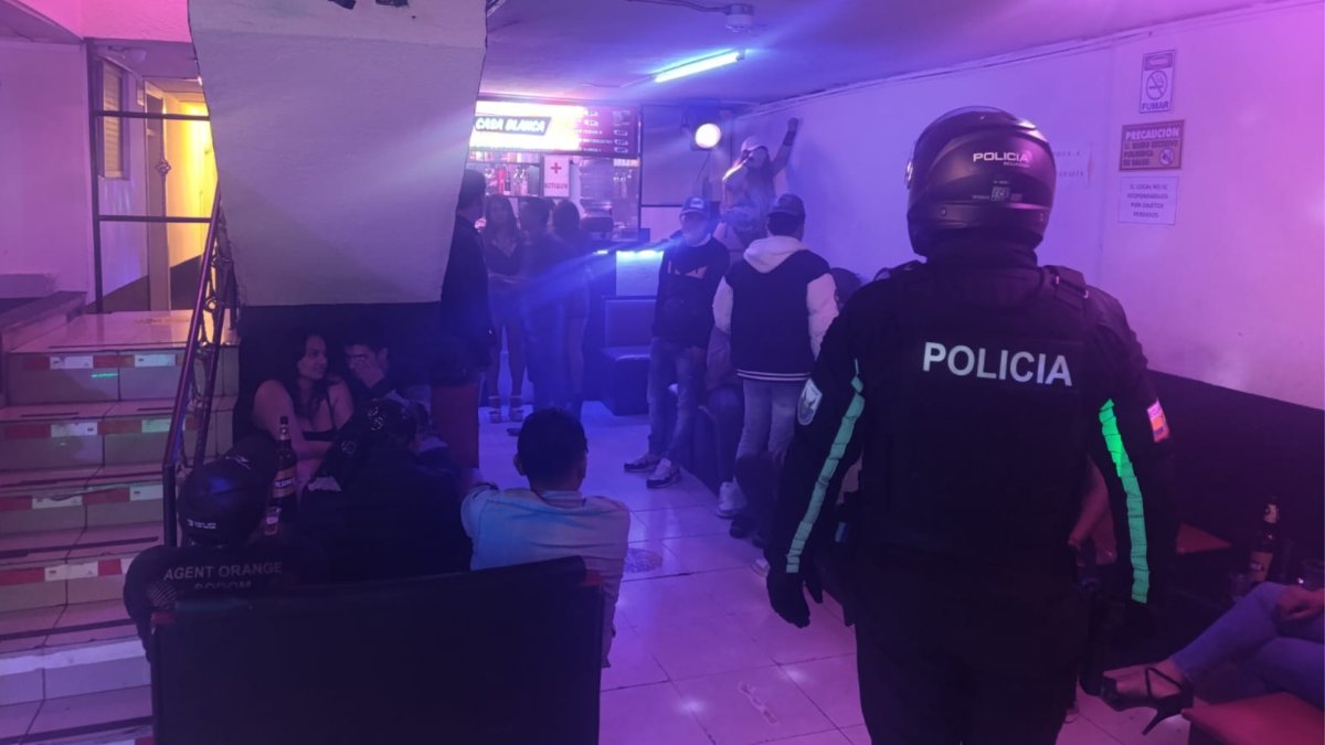Agentes de la Policía revisaron los documentos de las personas en el centro nocturno que operaba clandestinamente en una casa en la av. Simón Bolívar.