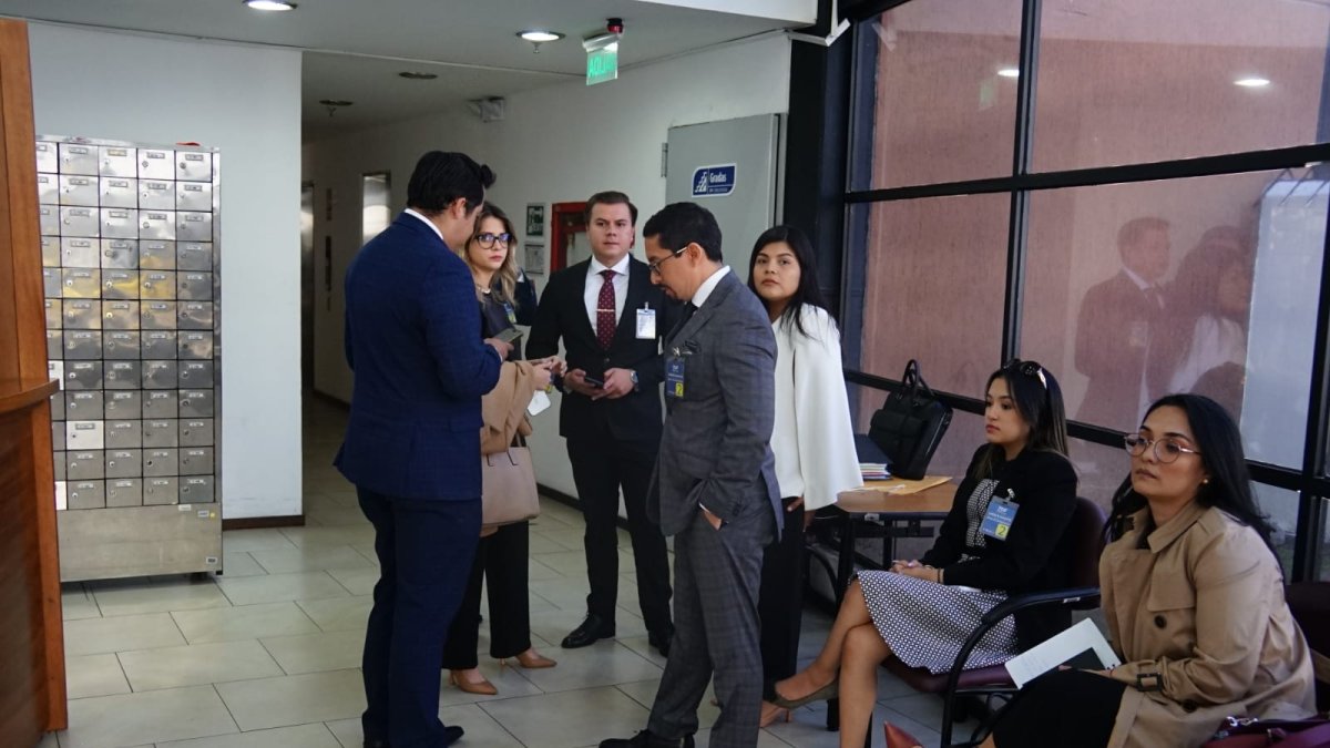 La concejal Ana Chóez y su defensa momentos previos a la audiencia.