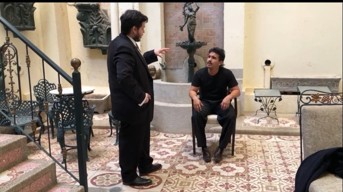 Los actores conducen la participación del público en la obra de teatro.