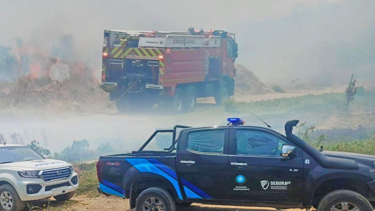Camionetas de Segura EP y la Policía Nacional custodian la labor de los bomberos luego de varias denuncias de robos.