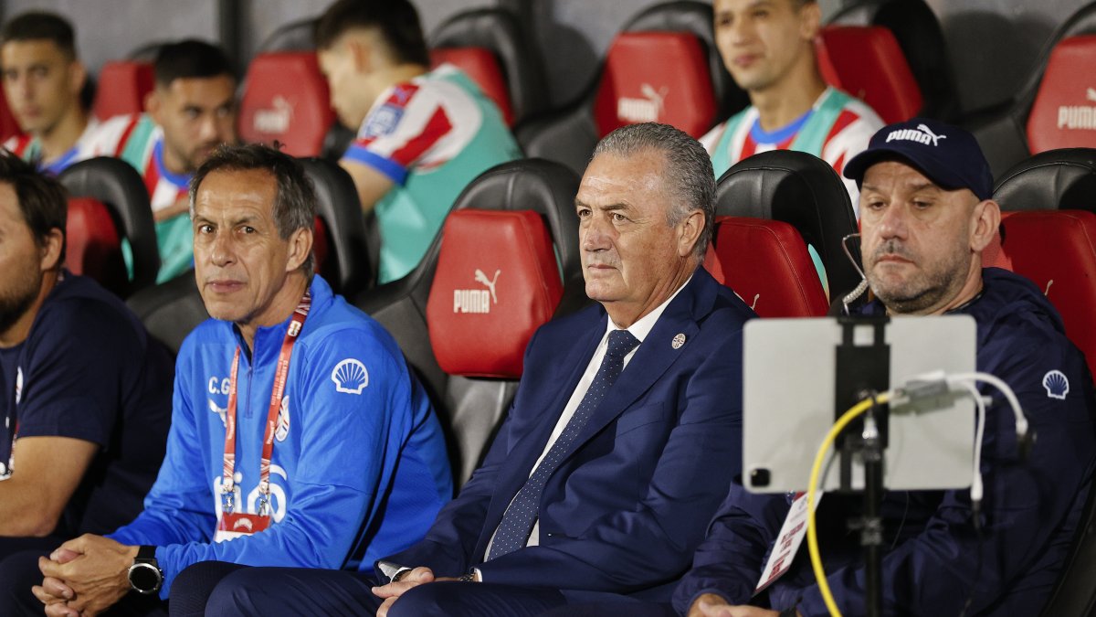 El seleccionador de Paraguay, Gustavo Alfaro (c) observa desde el banco un partido de las eliminatorias sudamericanas.