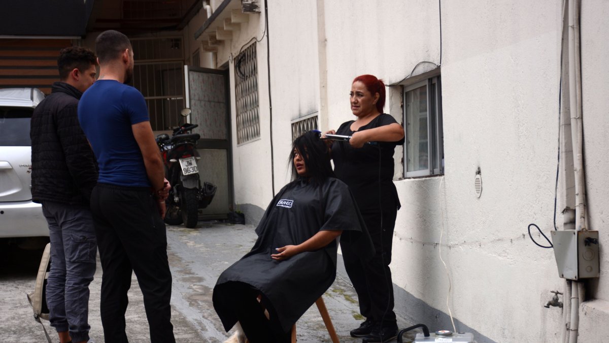 Vecinos de Tumbaco se sienten inseguros por cortes de energía.