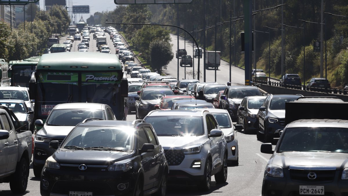 El Pico y Placa continúa vigente en la capital pese a los apagones.