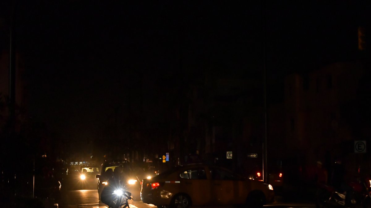 Oscuridad. La urbe debería tener paneles solares en semáforos y señaléticas.