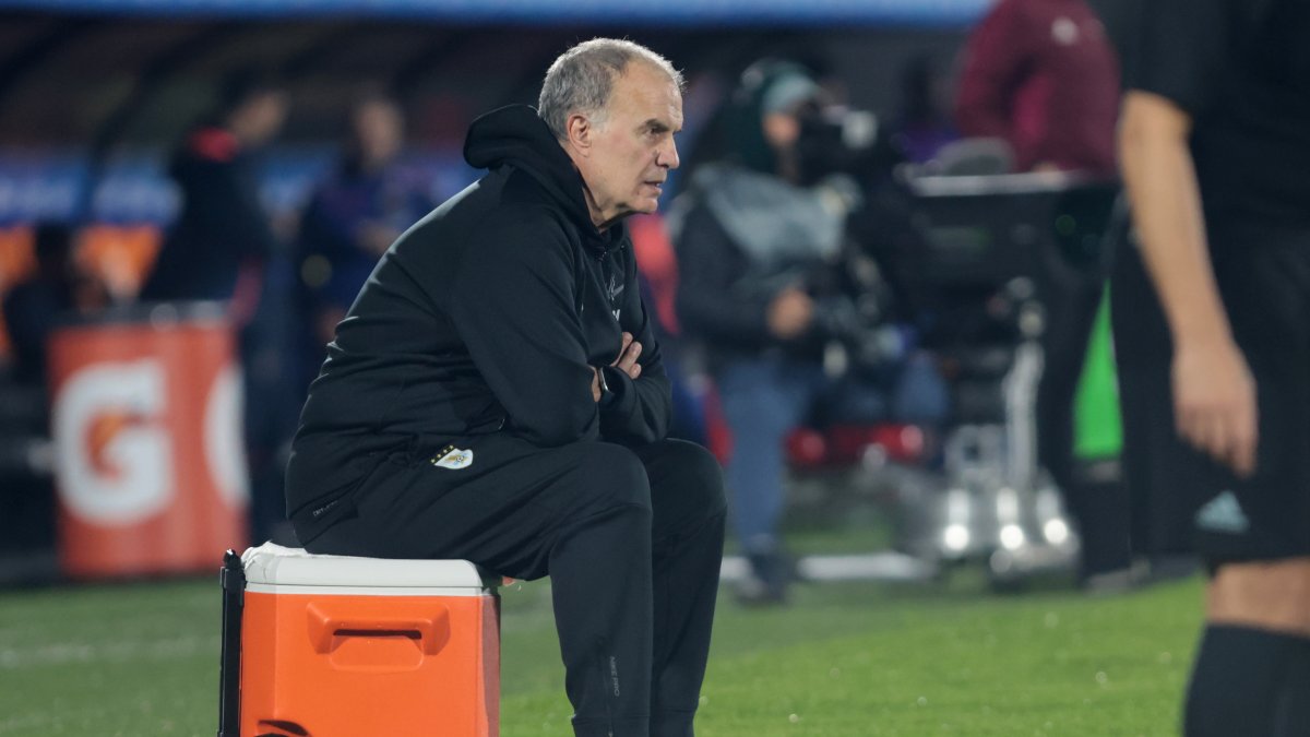 El entrenador de Uruguay Marcelo Bielsa reacciona durante el partido de las eliminatorias sudamericanas para el Mundial 2026 entre la Celeste y Ecuador.