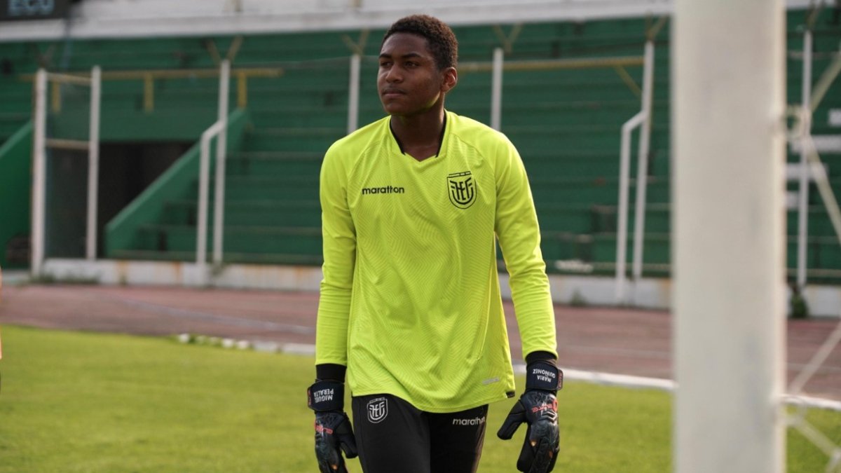 El arquero Miguel Peralta es hábil para atajar los remates de los rivales.