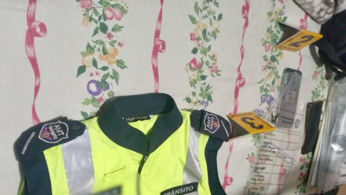 Uniformes oficiales fueron algunas de las evidencias recabadas durante el operativo ejecutado este jueves 17 de octubre.