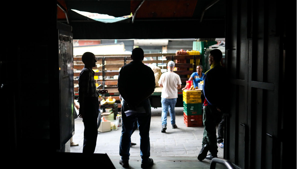 Comerciantes han visto afectado las ganancias de sus negocios a causa de los apagones.
