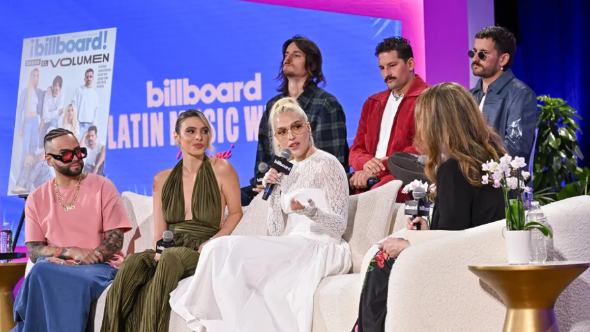 Los venezolanos Nacho, Lele Pons, Elena Rose, Danny Ocean, Mau y Ricky, durante uno de los foros de la Semana de la Música Latina de Billboard, en Miami.