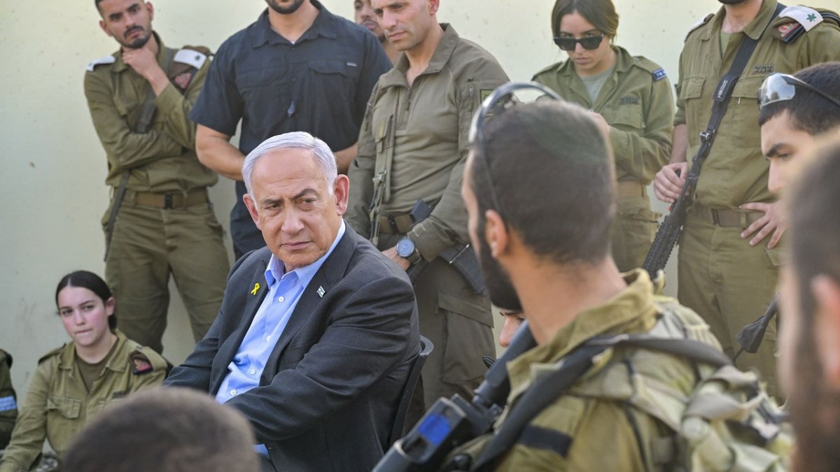 El primer ministro de Israel, Benjamín Netanyahu, visita la base militar de Golani, junto a la norteña ciudad de Haifa.