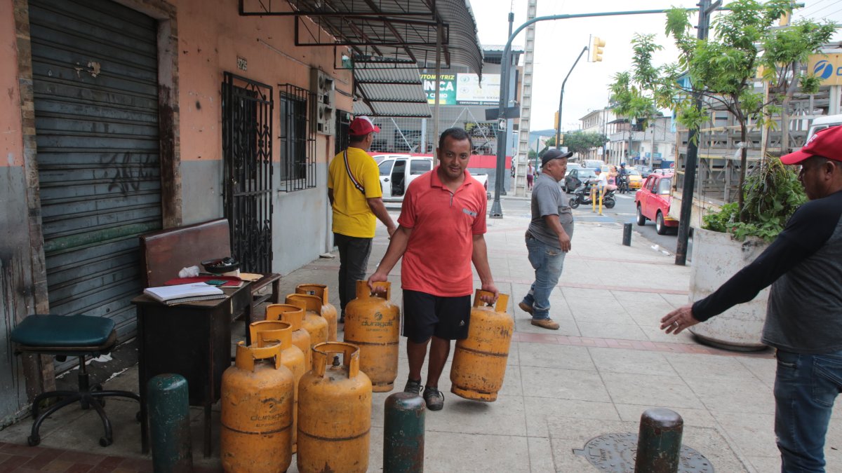Venta. Un ciudadano optó por ir al depósito en el sur de Guayaquil, para comprar dos tanques de gas.