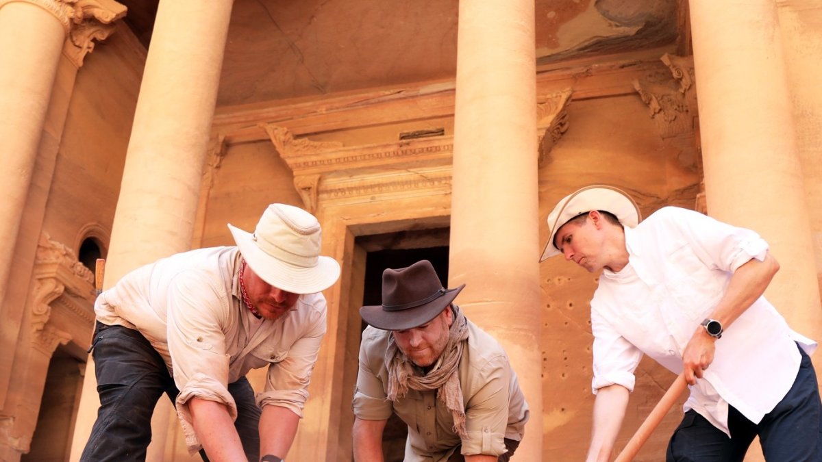 Josh Gates, el presentador del programa Expedition Unknown, excava junto a unos arqueólogos una tumba en El Tesoro