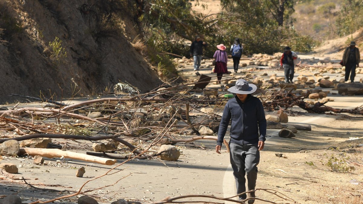 Simpatizantes del expresidente de Bolivia, Evo Morales (2006-20019), bloquean una carretera este jueves, en Epizana, departamento de Cochabamba (Bolivia).