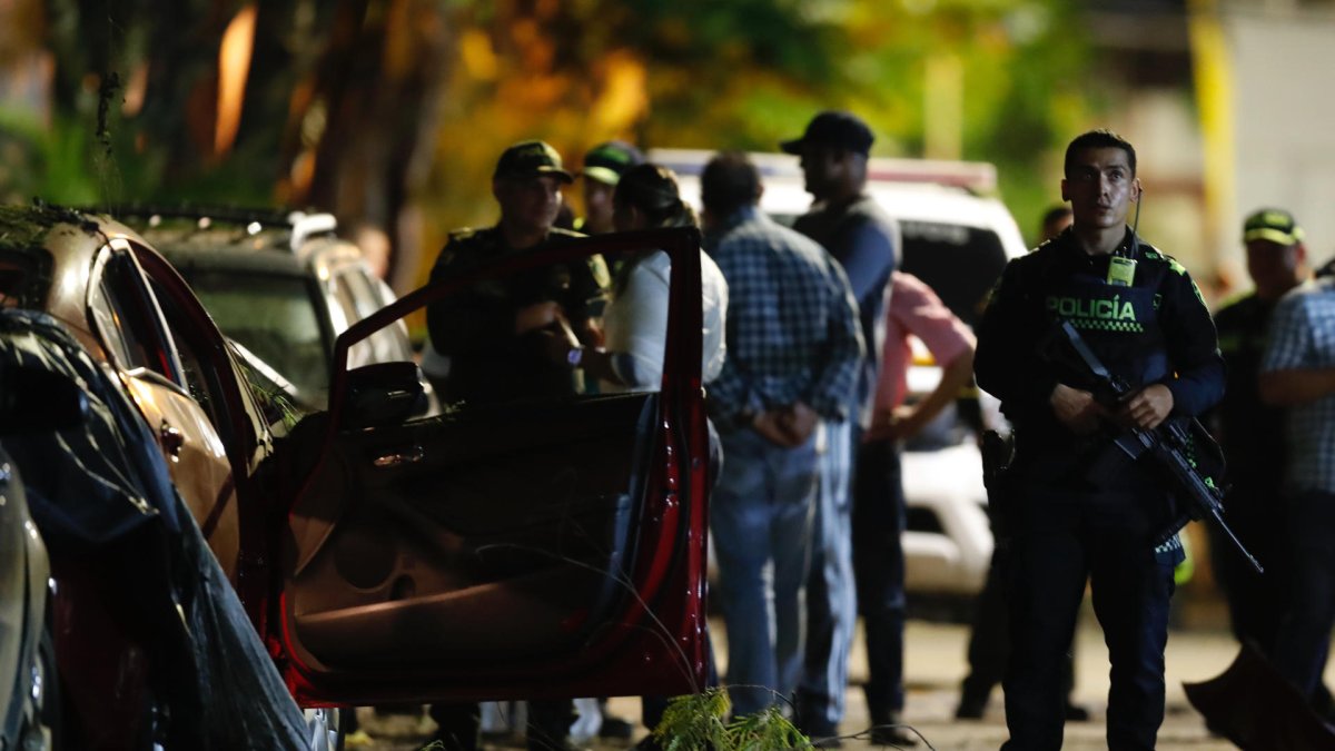 Militares y policías inspeccionan la zona de una explosión este miércoles, en Jamundí (Colombia).