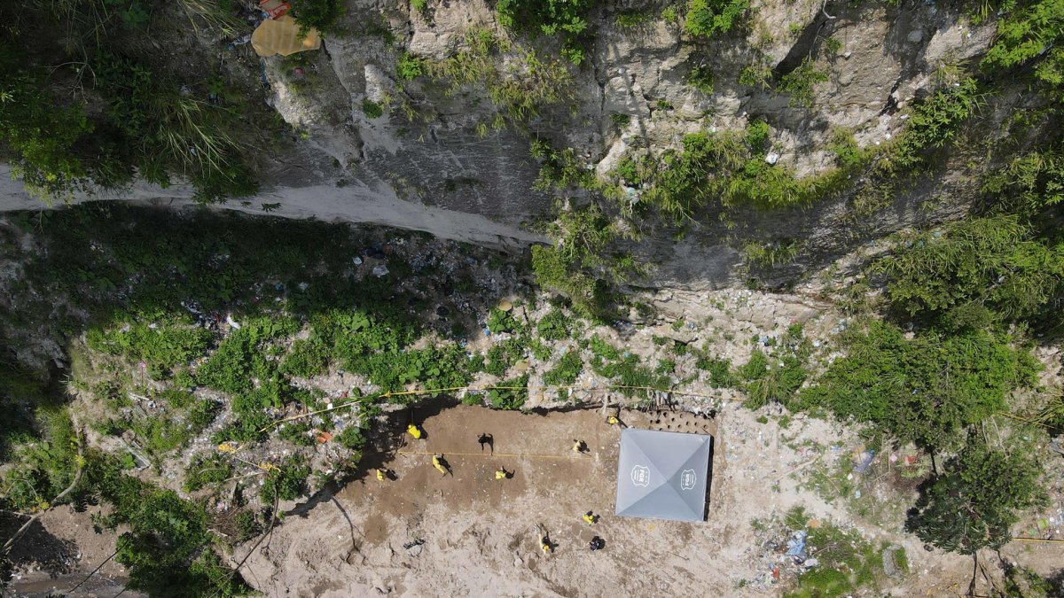 La foto del 4 de octubre de 2024 donde se observa la zona donde están siendo excavadas fosas clandestinas, en Tonacatepeque (El Salvador).