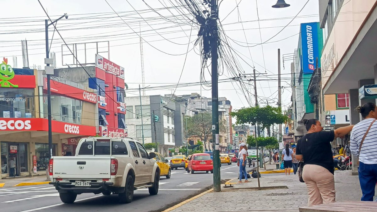 Imagen. Los ‘tallarines’ de cables perduran en las esquinas, algunos topan a los peatones, que, así como los comerciantes, esperan una intervención integral.