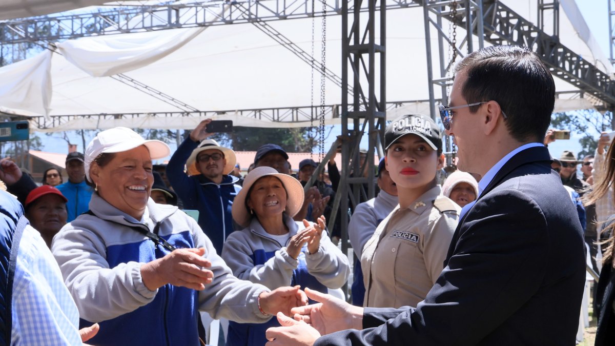 Ejecutivo. El presidente, Daniel Noboa, en Mejía con un grupo de agricultores.