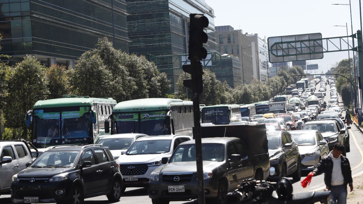 El Ciclista. El miércoles, en el redondel, había una extensa fila de vehículos. En la zona se fue la luz y los conductores iban más despacio. Un agente estaba en la zona.