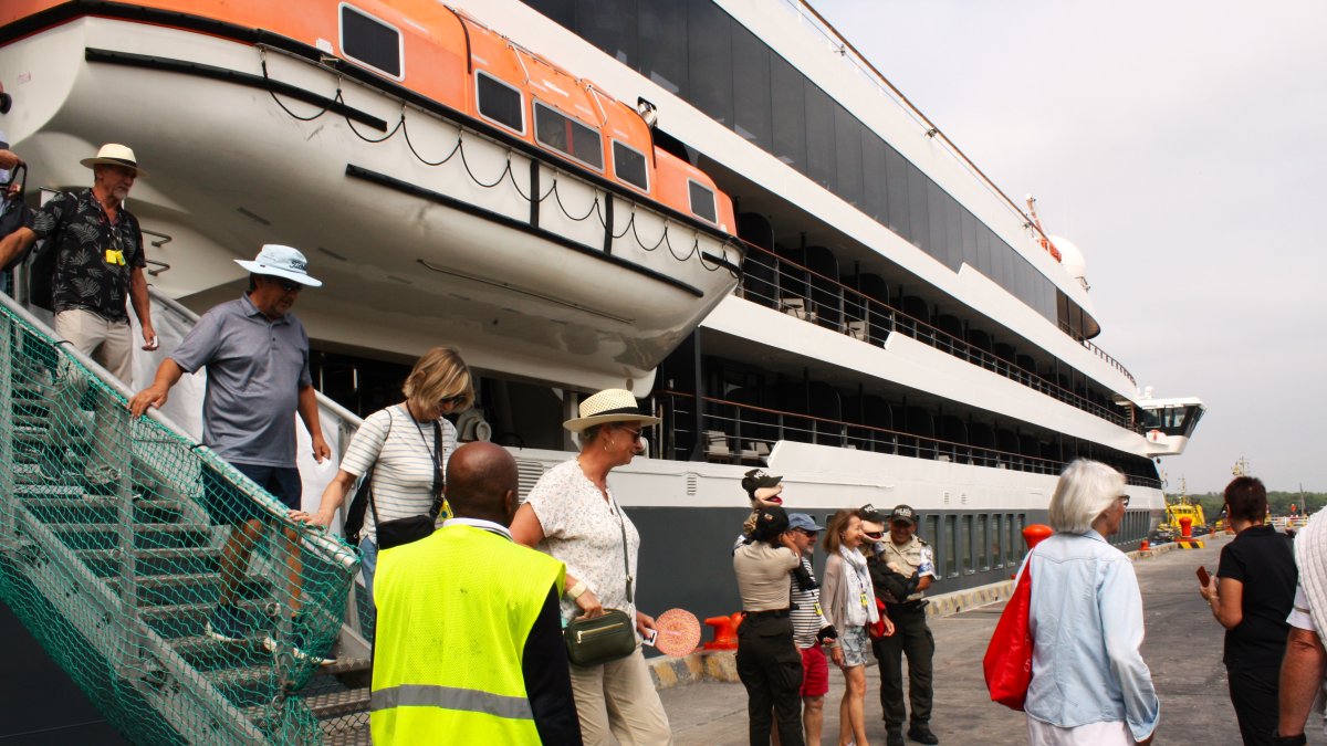 Nave. El crucero Ms World Explorer visitó Manta y Guayaquil.