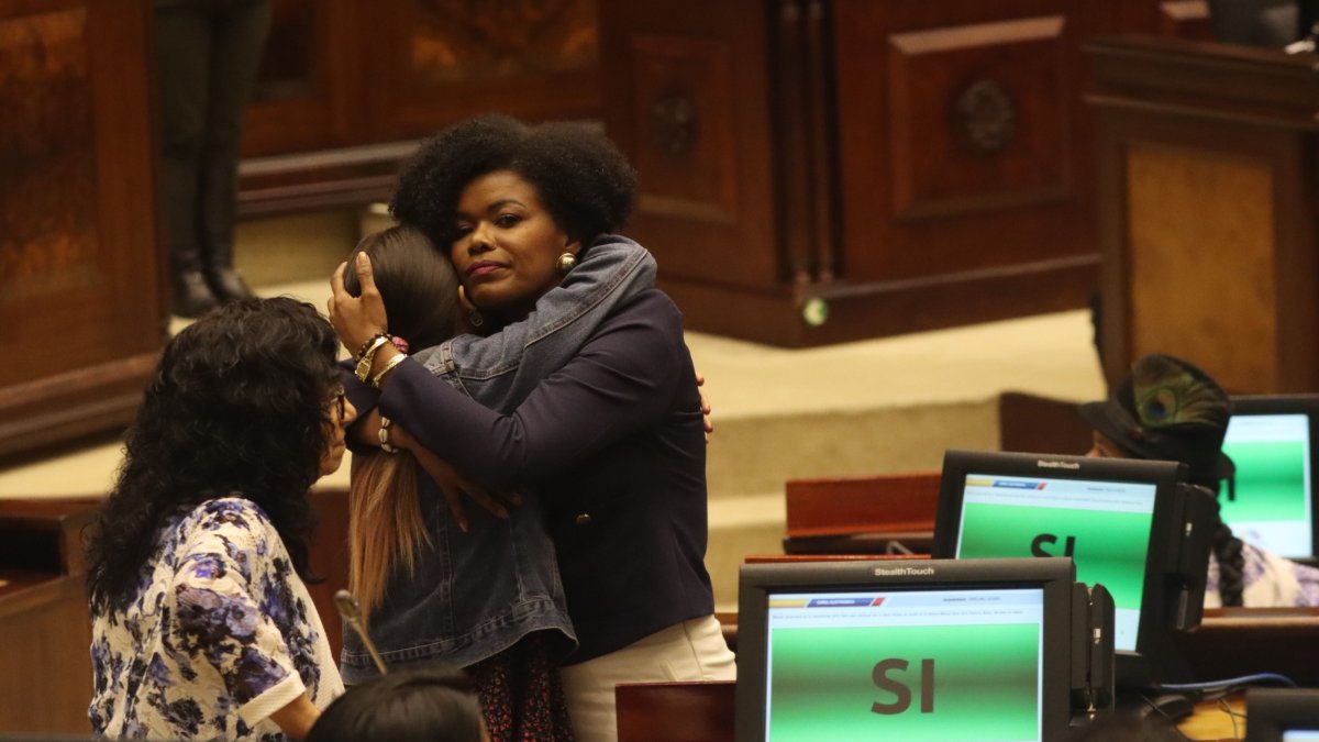Sesión. Paola Cabezas, de las filas del correísmo, abraza a una de sus coidearias luego de la votación para ir al juicio político a la ministra Palencia.
