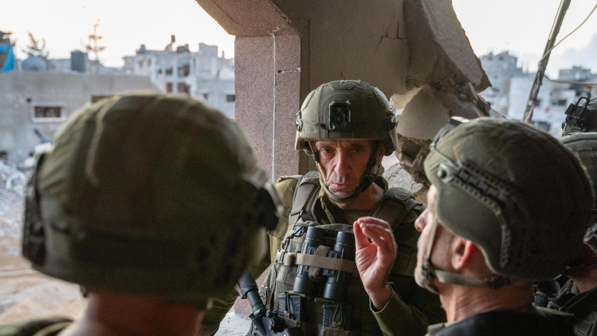 Herzi Halevi (c), jefe del Estado Mayor de Israel, en el lugar en la franja de Gaza donde fue asesinado el líder de Hamás, Yahya Sinwar, autor intelectual de los ataques del 7 de octubre.