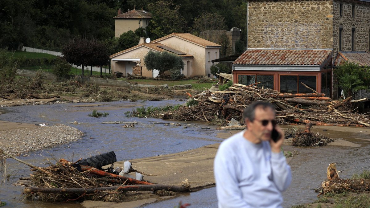 Un residente habla por teléfono en una zona afectada por las inundaciones en Limony, departamento de Ardèche, Francia, el 18 de octubre de 2024.