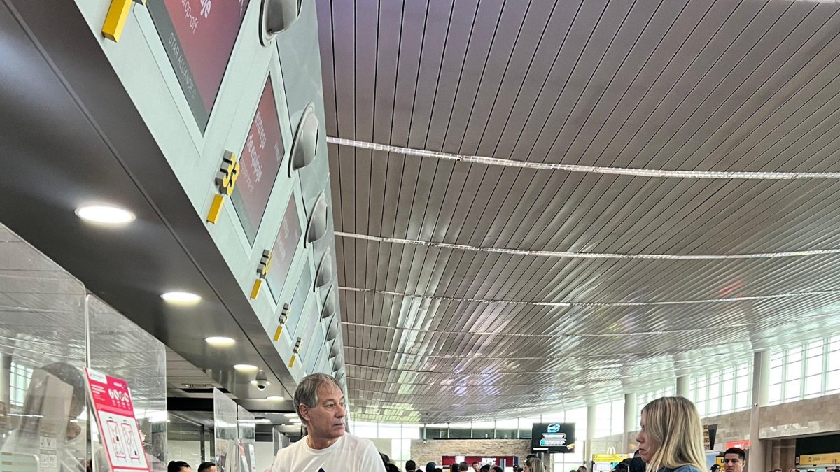 El director técnico Ariel Holan (i) se marchó de Ecuador, una semana después de salir de Barcelona