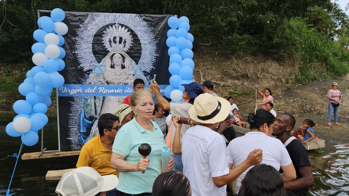 Decenas de quinindeños participan en la precesion náutica, que cada año recorre las aguas del río Quinindé, en la provincia de Esmeraldas.